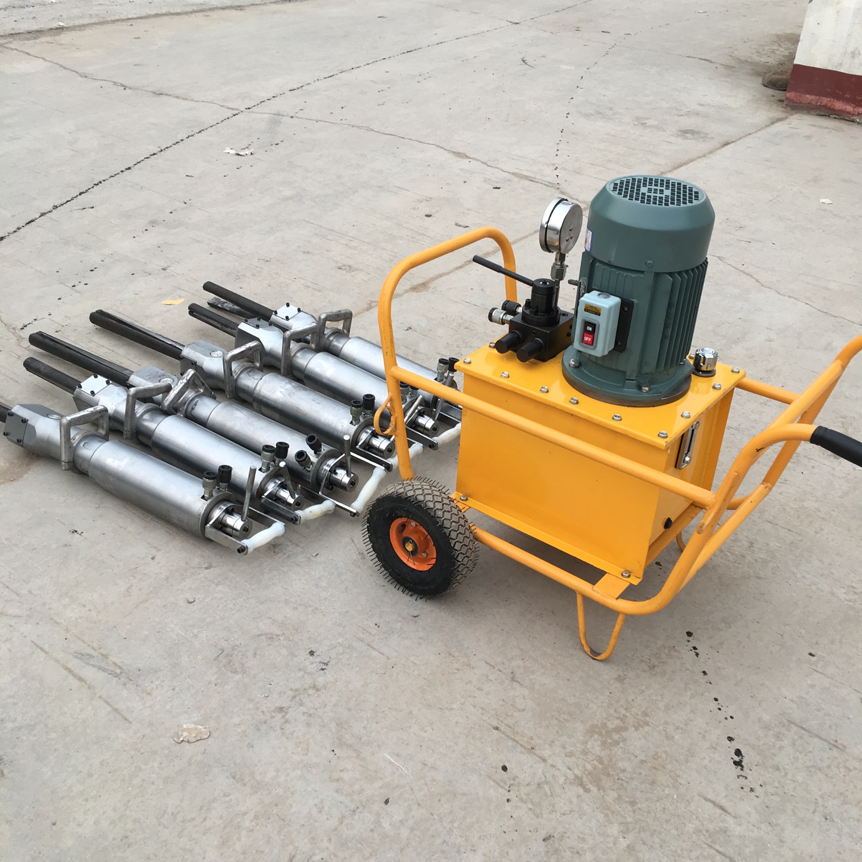 液壓巖石劈裂機(jī)一天可以劈多少方石頭